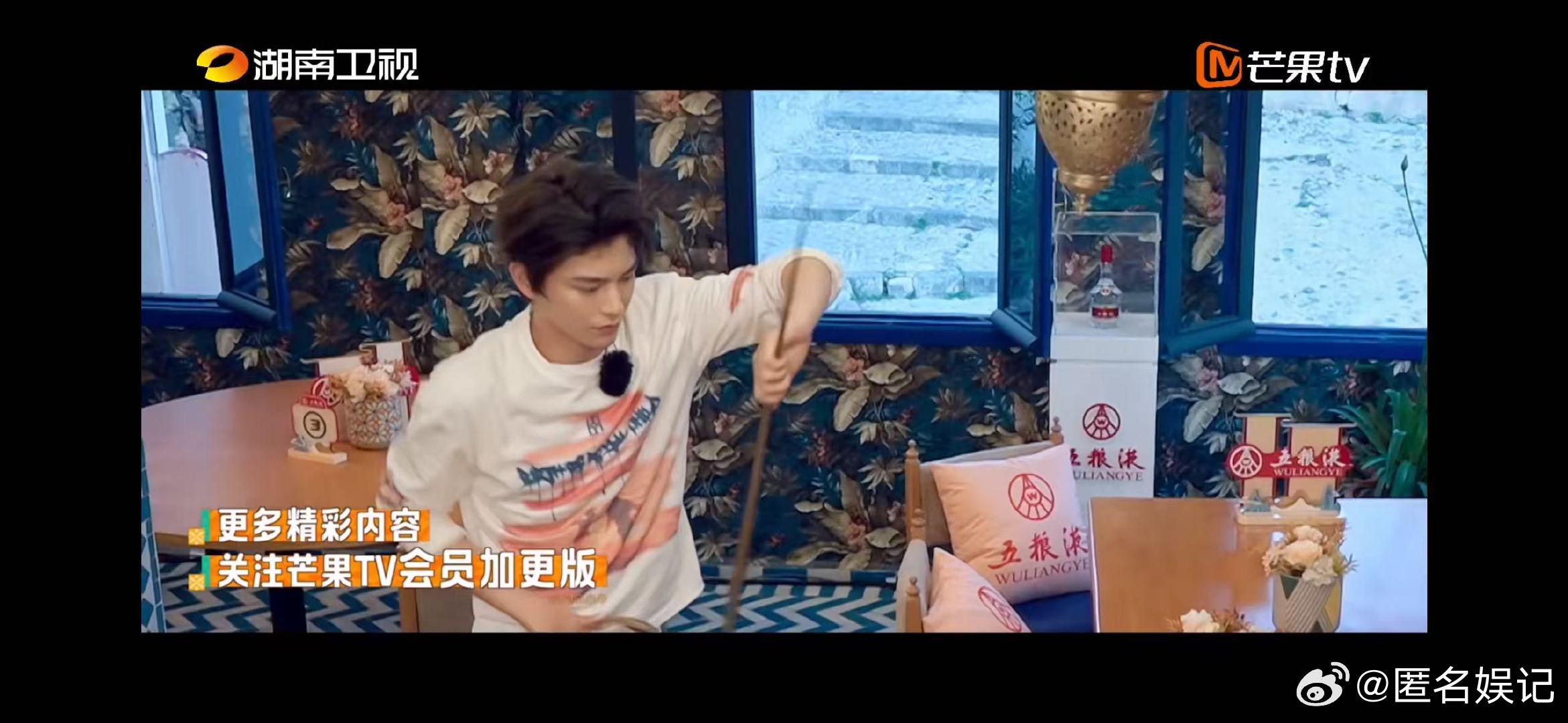 丁禹兮倒茶顺便给尹浩宇洗了个澡中餐厅尹浩宇擦脸三连：纸！纸！给我纸！丁禹兮笑到模