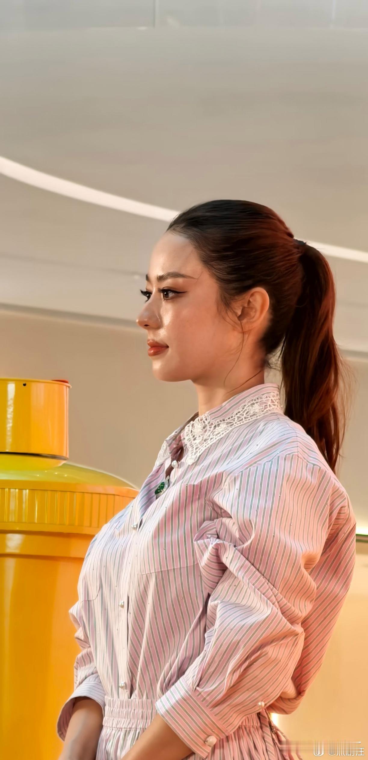 吉娜侧颜杀，好完美的骨相！ 