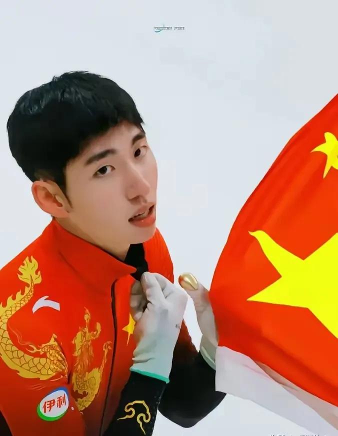 少年英俊，气宇轩昂。
短道速滑冠军刘少昂兄弟