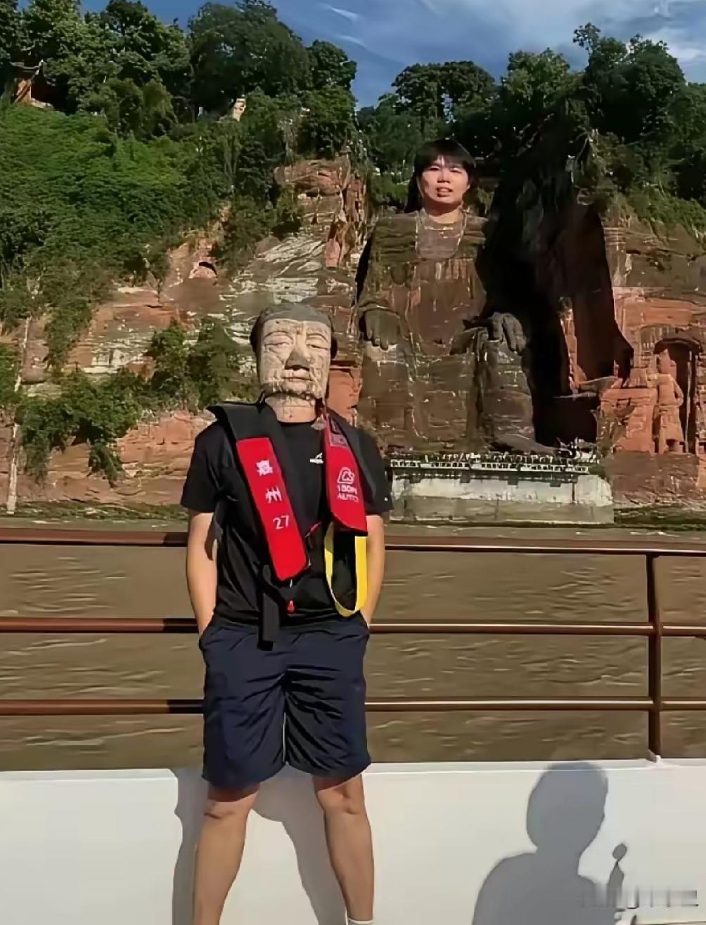 网上男子将自己的头与乐山大佛互换修图，发网上炫耀，引发争议。这种玩笑开大了，这种