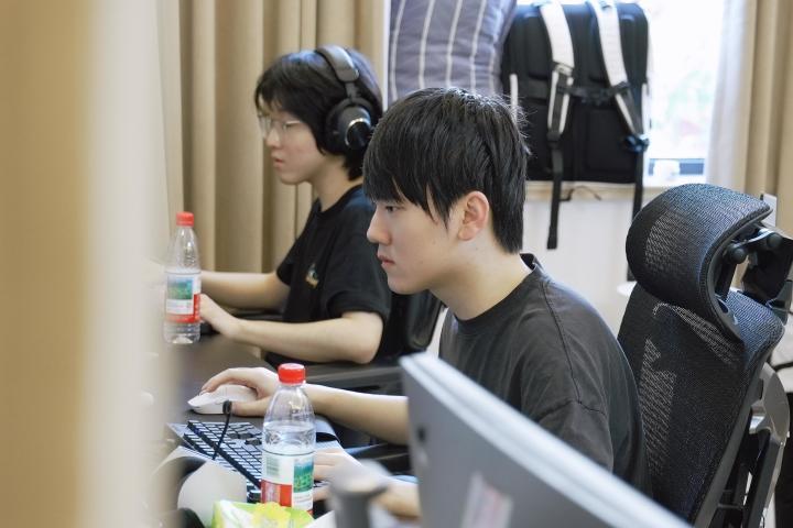 杰克压力这么大吗  这么多白头发TES收假备战世界赛JDG两局加起来1小时不到 