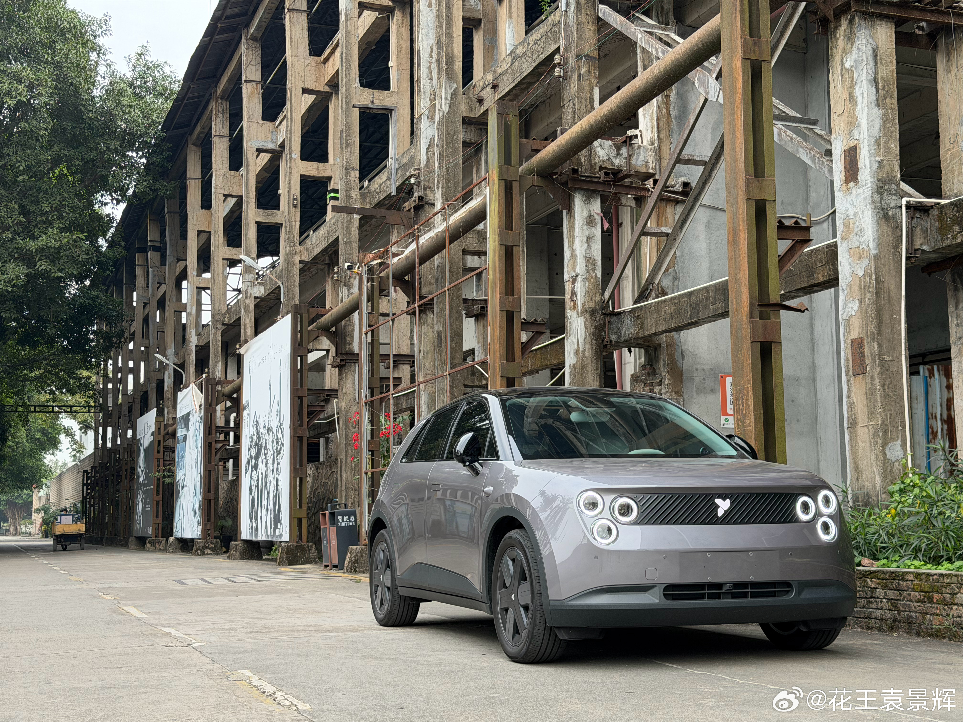 萤火虫还没上牌之前，就去过不少地方了，陪我看过美景，走过繁华的街道。紫泥堂的复古