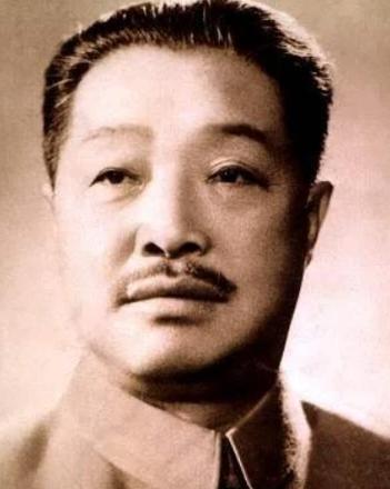 1954年，贺龙调任国家副总理，有一次，贺龙去参加一个重要会议，毛主席和贺龙两人