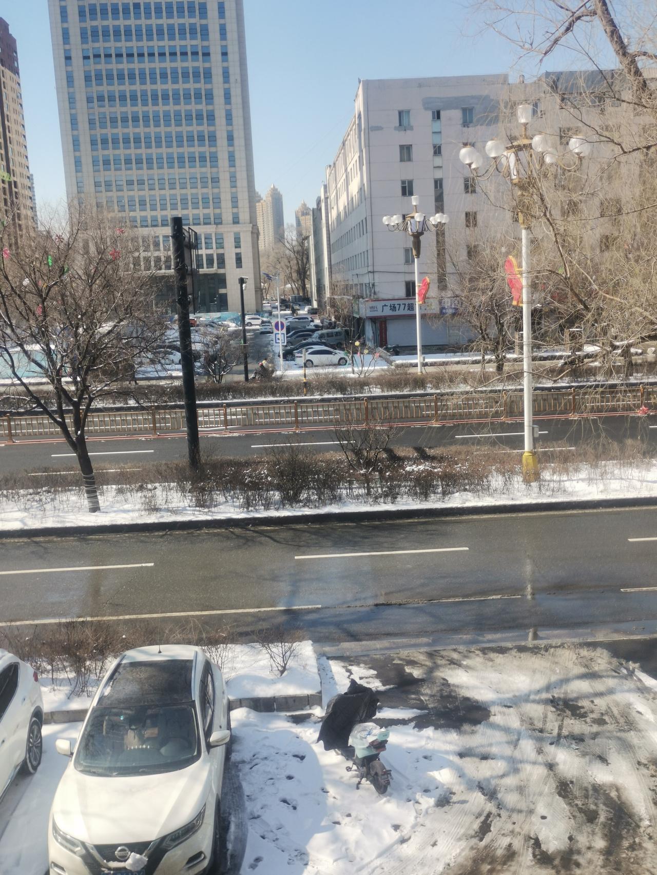 吉林市的大雪，到中午时分基本都化了。这温度，雪实在是留不住了！

清晨起床，窗外