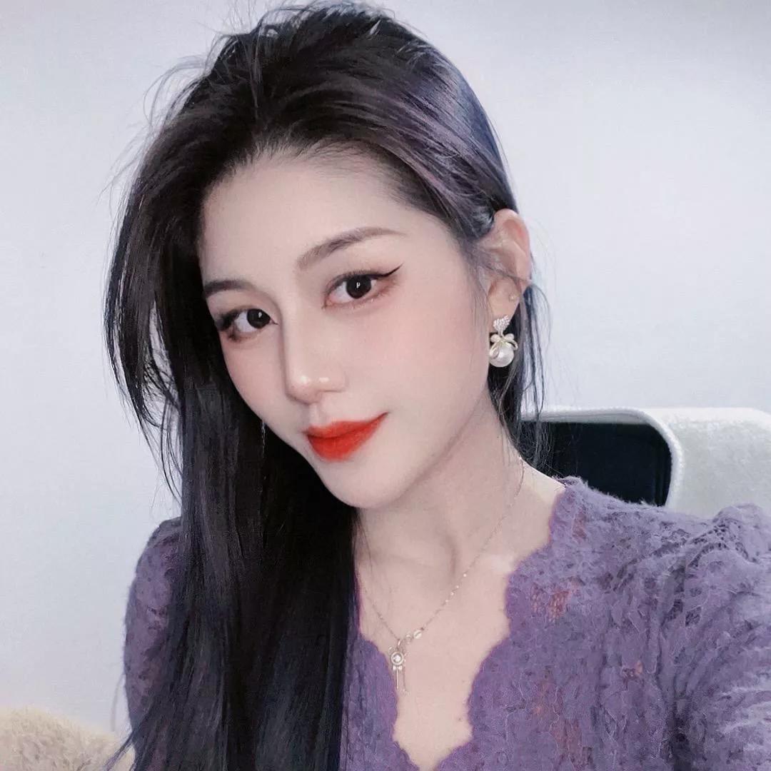 温柔甜美的紫色蕾丝连衣裙，配上精致的妆容，优雅动人。紫色v领连衣裙 紫色修身连衣