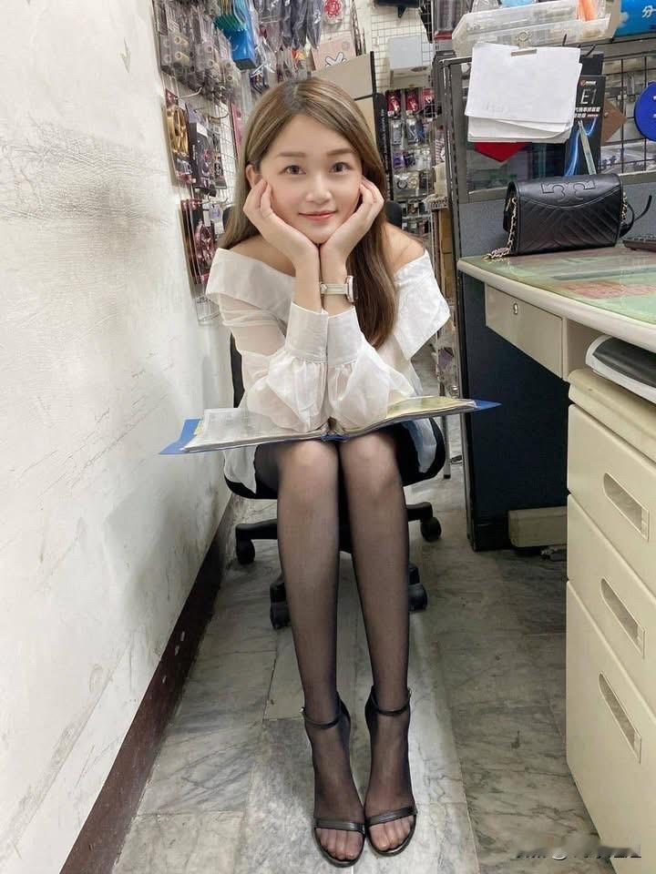 办公室的温柔时光，沉浸在书香中。