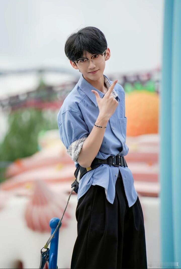 建议音乐节都按照这个标准卷起来谁能想到音乐节还能这么玩？艺人下台和观众互动，一起
