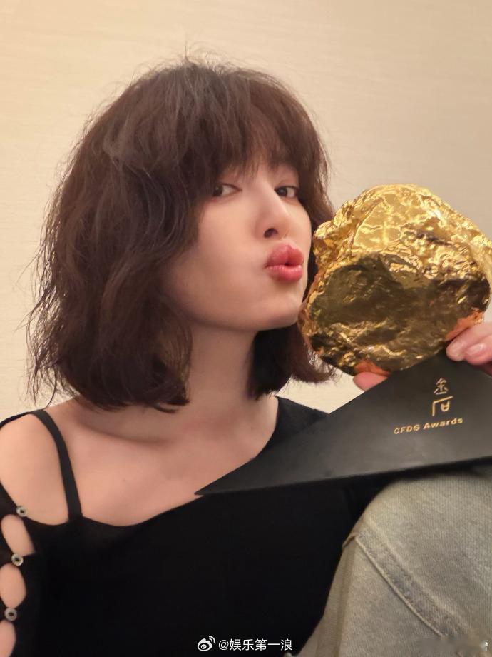 辛芷蕾回应获导协年度女演员辛芷蕾晒导协奖杯 辛芷蕾回应辛芷蕾导协年度女演员：“同