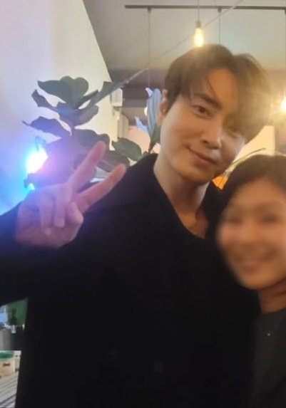 我的完美秘书[超话]   工作人员更新和李浚赫合照～李浚赫终放party 终于看