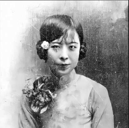 1940年，于凤至胸前严重溃烂，抛下丈夫张学良赴美治病。她憔悴走下飞机，正茫茫然