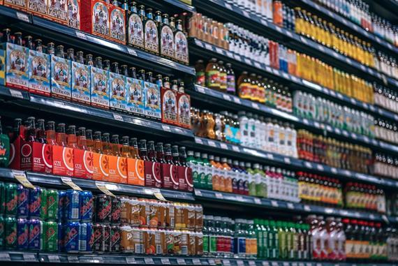 【爱喝无糖饮料的天塌了 ：无糖饮料只是无蔗糖 但用甜味剂】据媒体报道，无糖饮料通