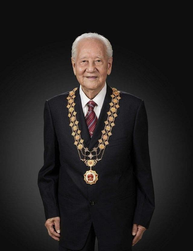 “中国人永远也造不了核潜艇。”面对苏联的蔑视，黄旭华隐姓埋名30年为国争气，95