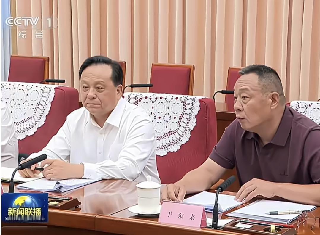 老于上新闻联播，支持的喷的都沉默了！
没有西装革履，没有冠冕堂皇的稿件，于东来就
