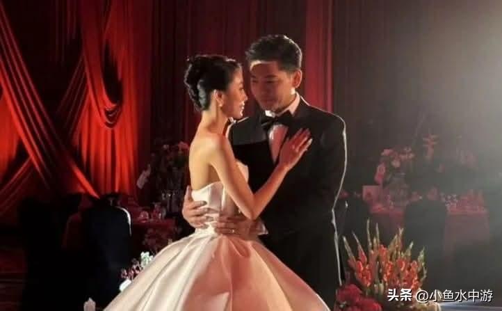 孔令奇日前在吉隆坡举办盛大婚宴，迎娶马来西亚名媛陈铭君，席开百桌、场面气派，新娘