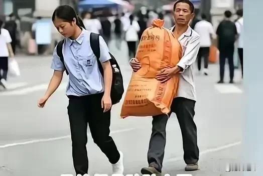 浙大报到最戳心一幕：蛇皮袋装尽寒门底气，父亲挺直腰杆托举女儿未来
 
今年浙大新