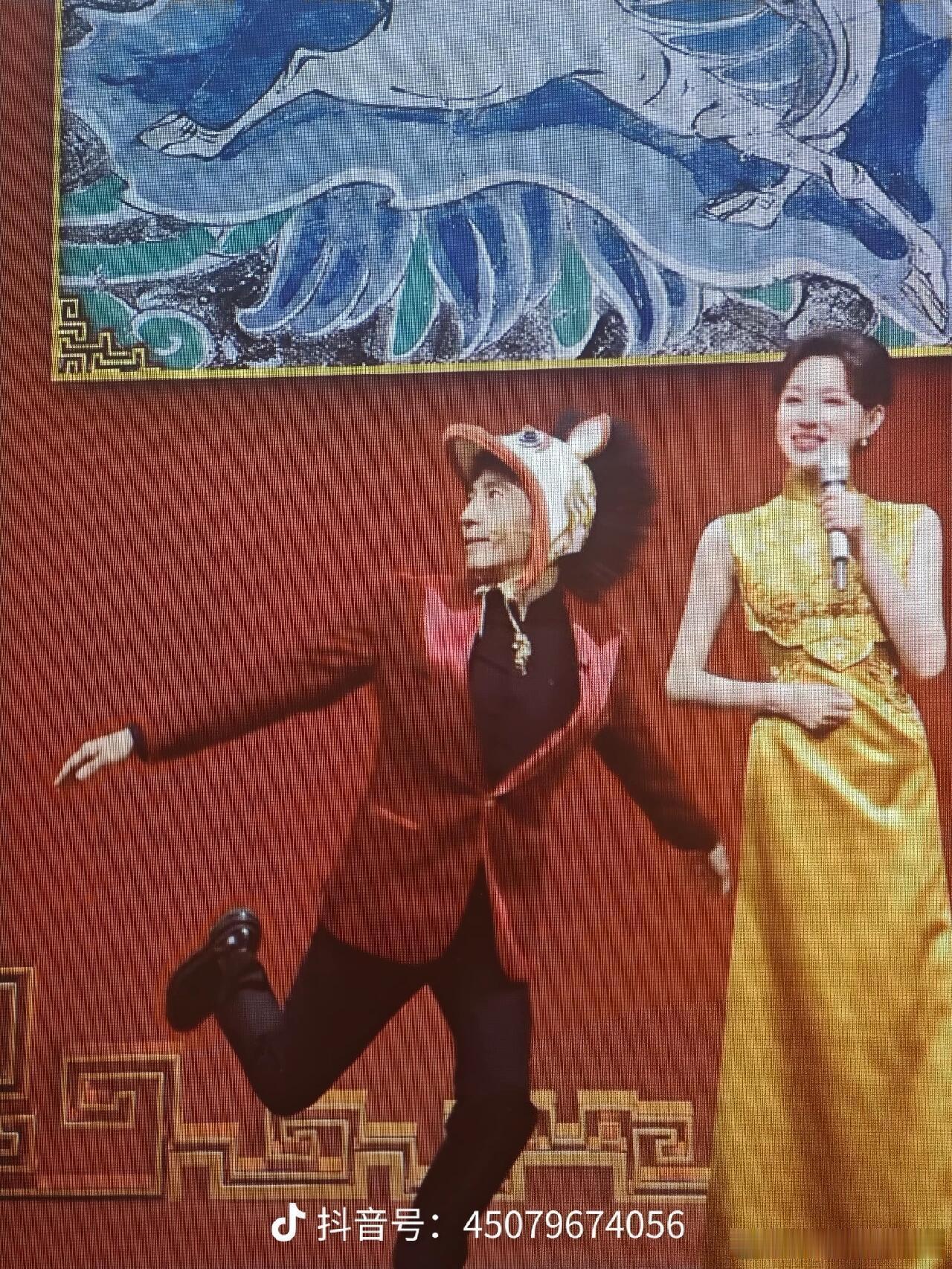 撒贝宁：我在春晚这样装傻真的有用吗随橙想春晚最好笑的是撒老师看着看着突然蹦出来一