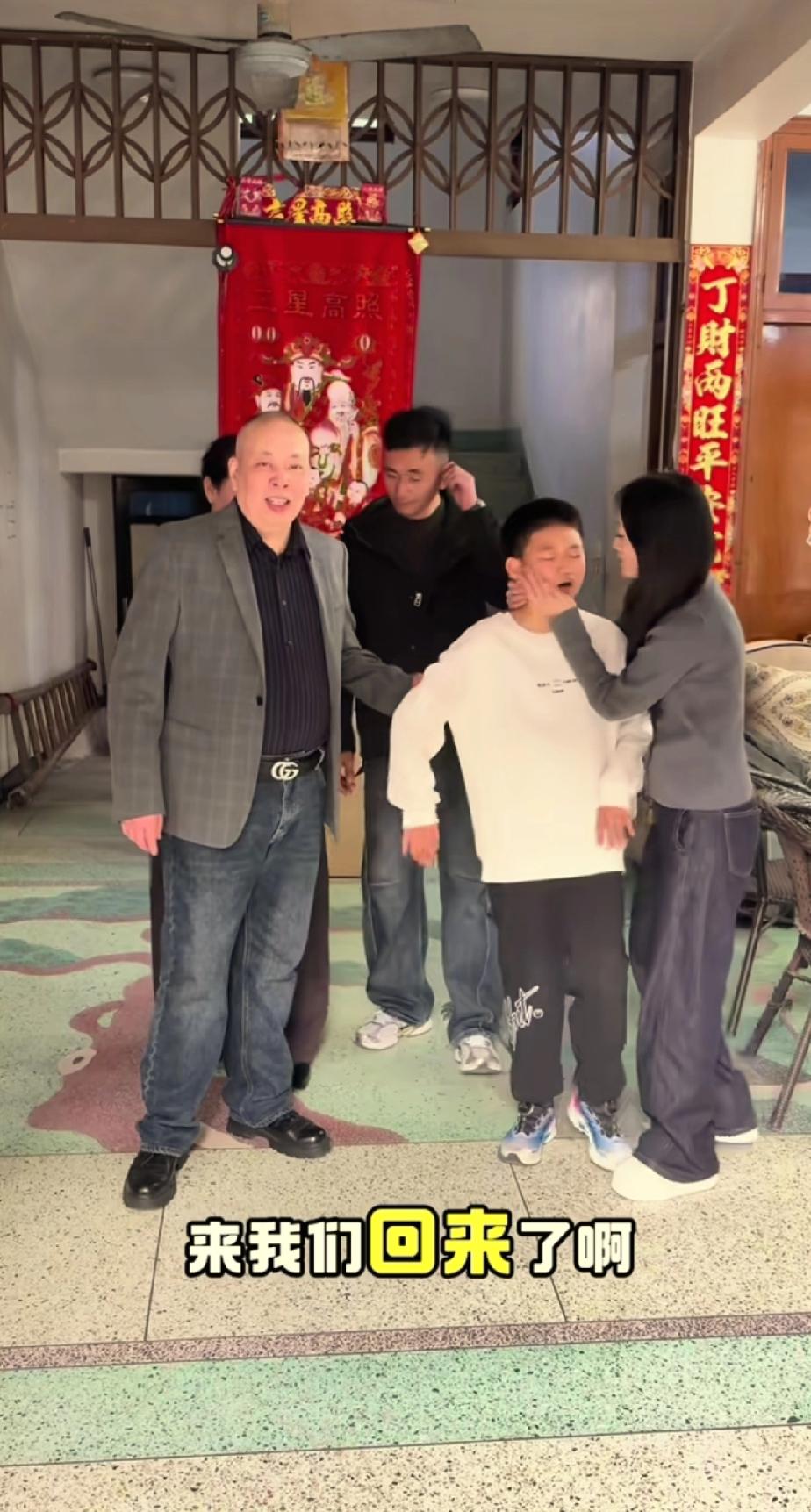 厉怀远爸爸接儿子回来，在自家门口拍摄视频，告诉网友们已经到家，没想到孙子不配合，