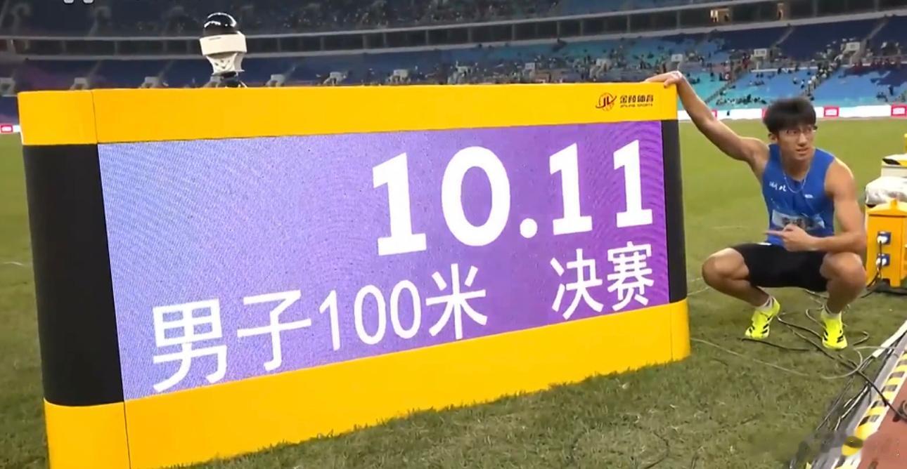 11月17日讯 第十五届全运会田径项目男子100米决赛“飞人大战”，湖北选手李泽