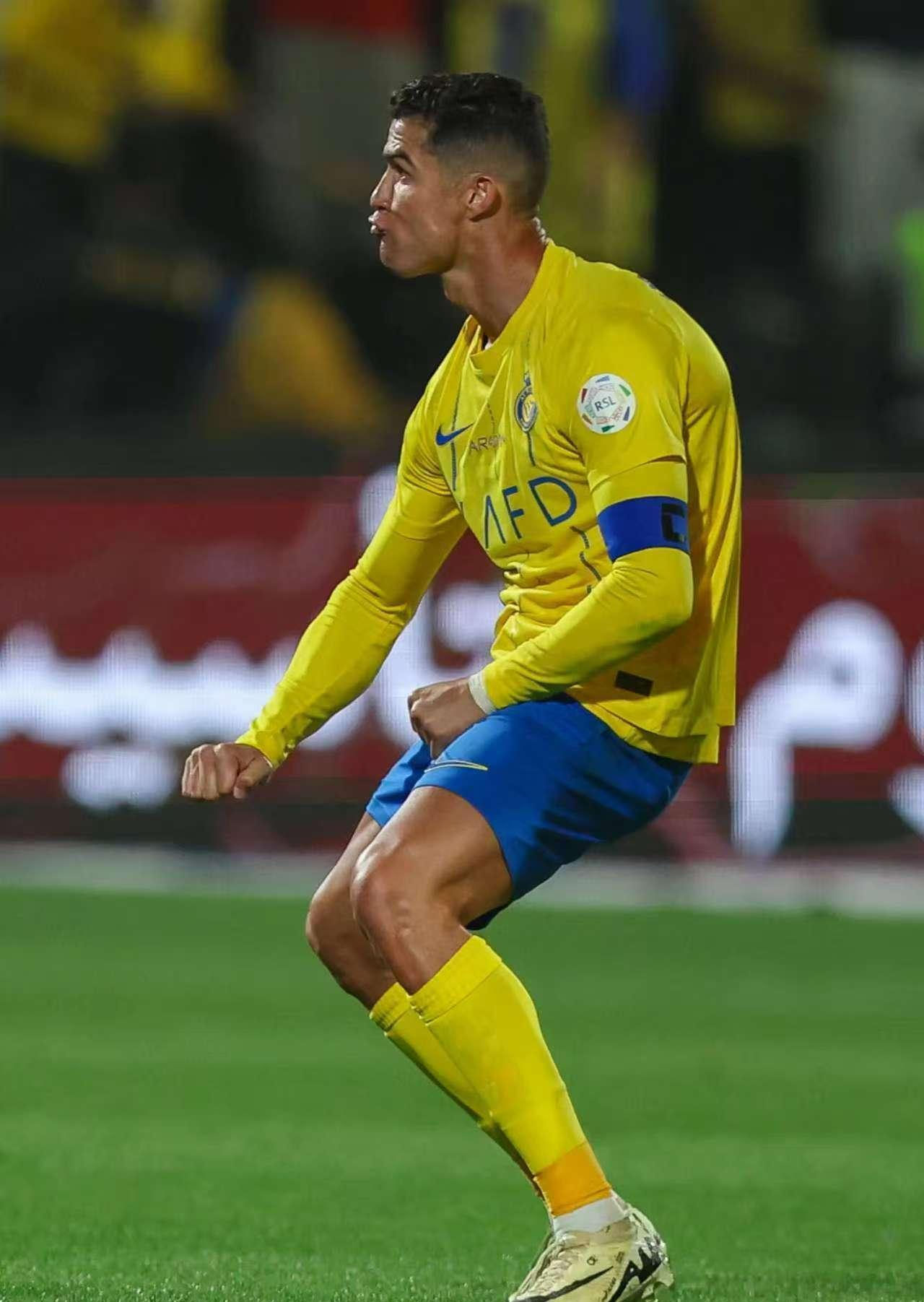 26脚射门，0进球。
天神下凡？
前队友在直播间喊出这个词时，弹幕一片嘲讽。
他