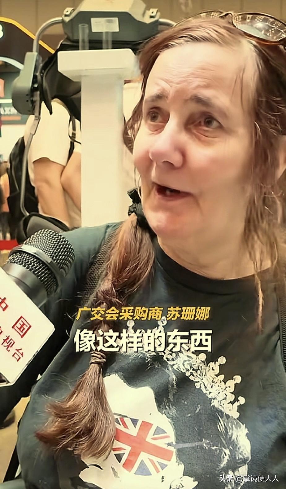 “中国科技，太牛了！”广交会上，一位英国女采购商，因为中风导致行走不便，她穿戴上