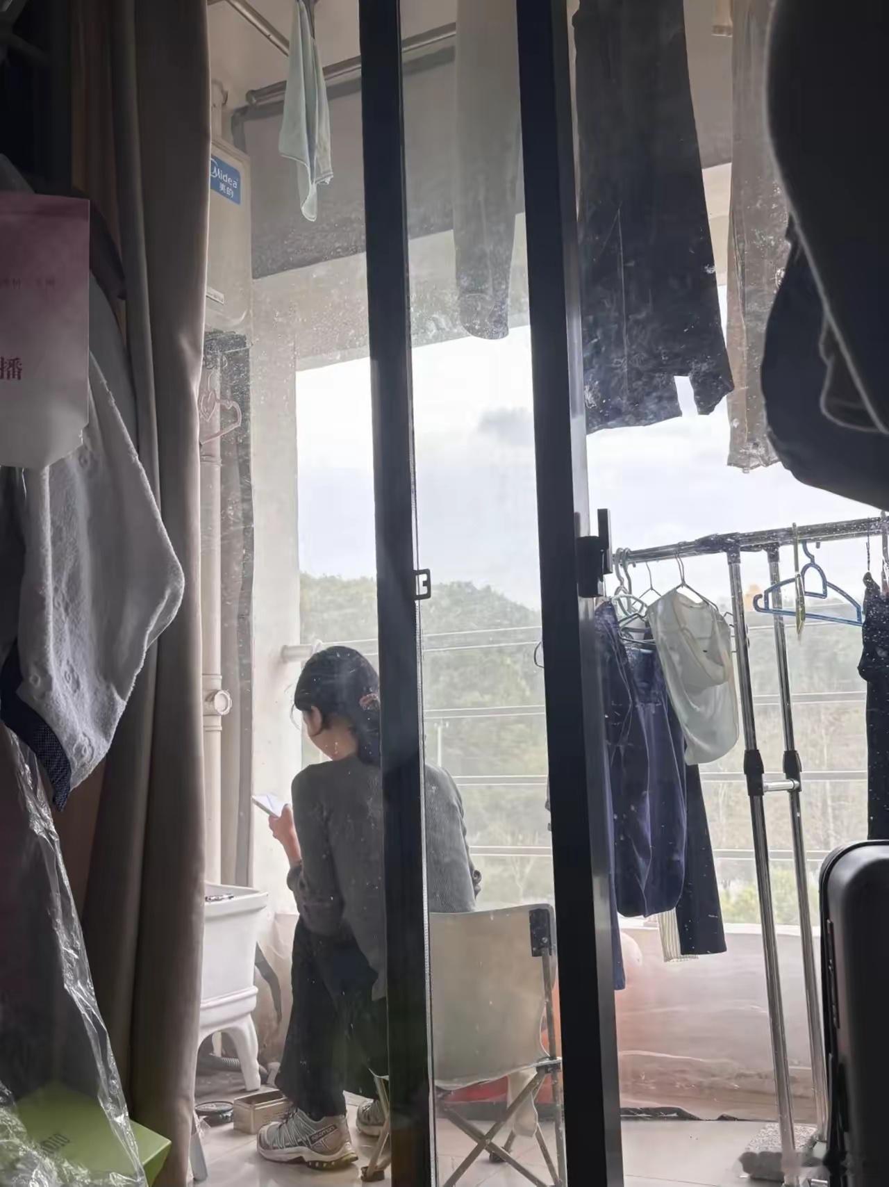 网友：天天被迫吸二手烟，室友天天在阳台抽烟, 一天要五六支 ​​​