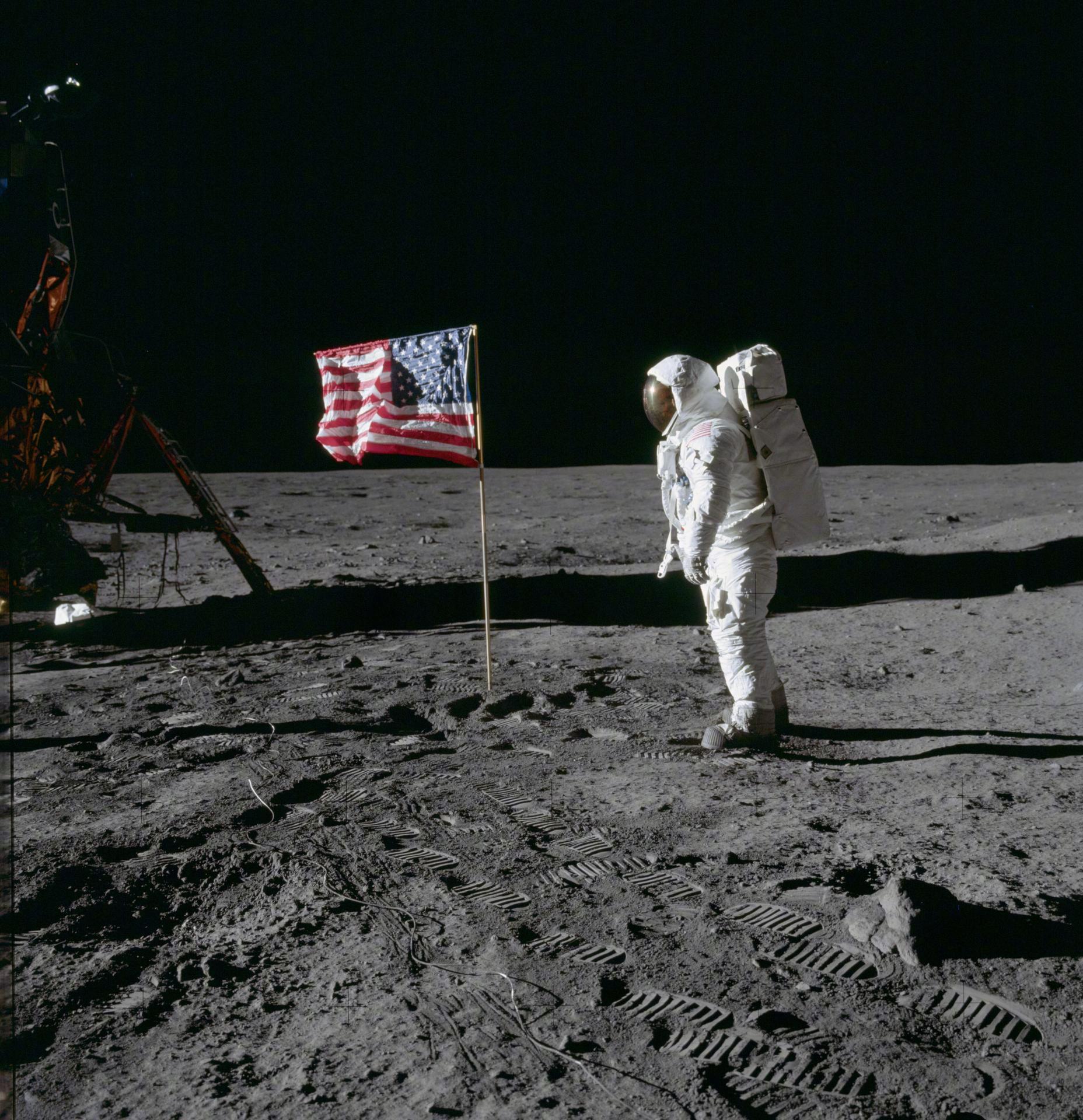 55年前的今天，1969年7月20日，阿波罗11号，鹰号登月舱着陆月球， ​​​