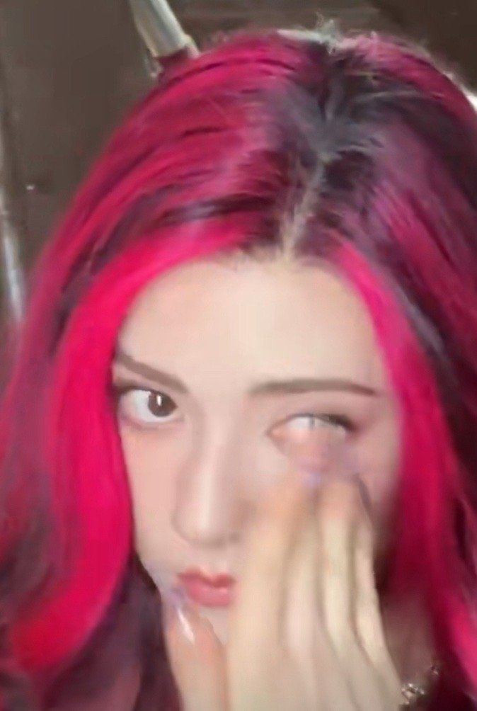 看到娜然才知道什么是刮骨刀😍！这似邪非邪的魅力，简直重击到我的灵魂深处💘。又