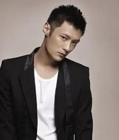 已婚男人应将责任与忠诚置于首位，主动分担家庭事务，平衡事业与生活，而非以忙碌为借