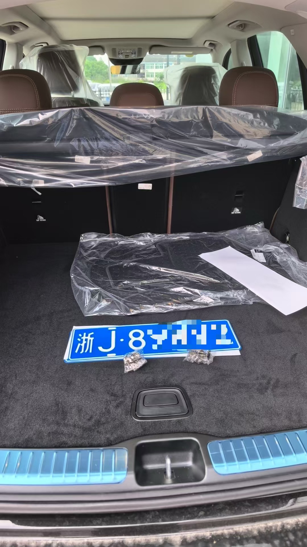 V+客户的奔驰GLE350上完牌了，一个女生客户，上牌员给选了个男人牌…不过没关