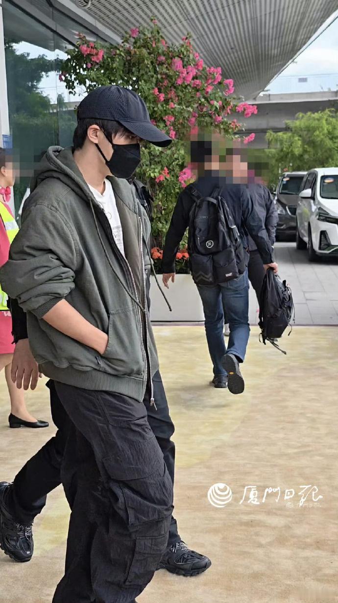 易烊千玺到厦门参加金鸡奖，易烊千玺厦门到达了，期待和千玺的现场的见面啦~ 