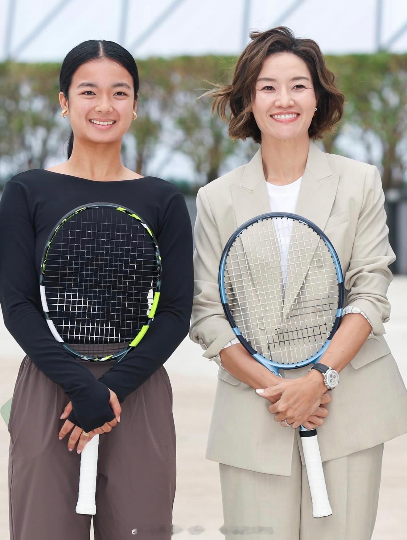 埃拉发与李娜合影。 