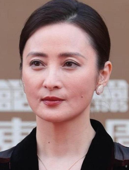 49岁的蒋勤勤58岁的李若彤65岁的惠红英71岁的赵雅芝 ​不同年龄的女星怼脸生