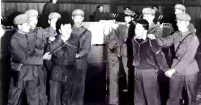 1979 年 11 月，杭州举行公判大会。宣判时，熊紫平激烈反抗，四名法警将其控