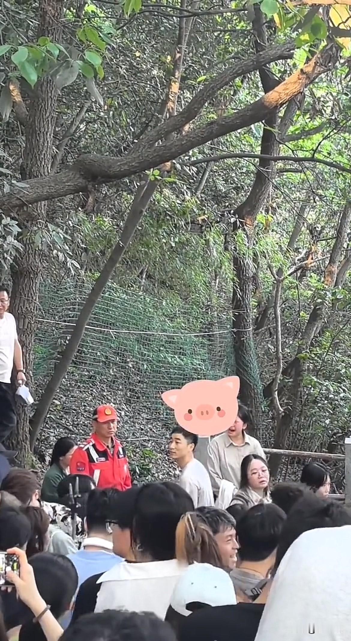 杭州一个男子带着女友的闺蜜来爬北高峰，跟女友带着另一个闺蜜在北高峰上四人相遇！女