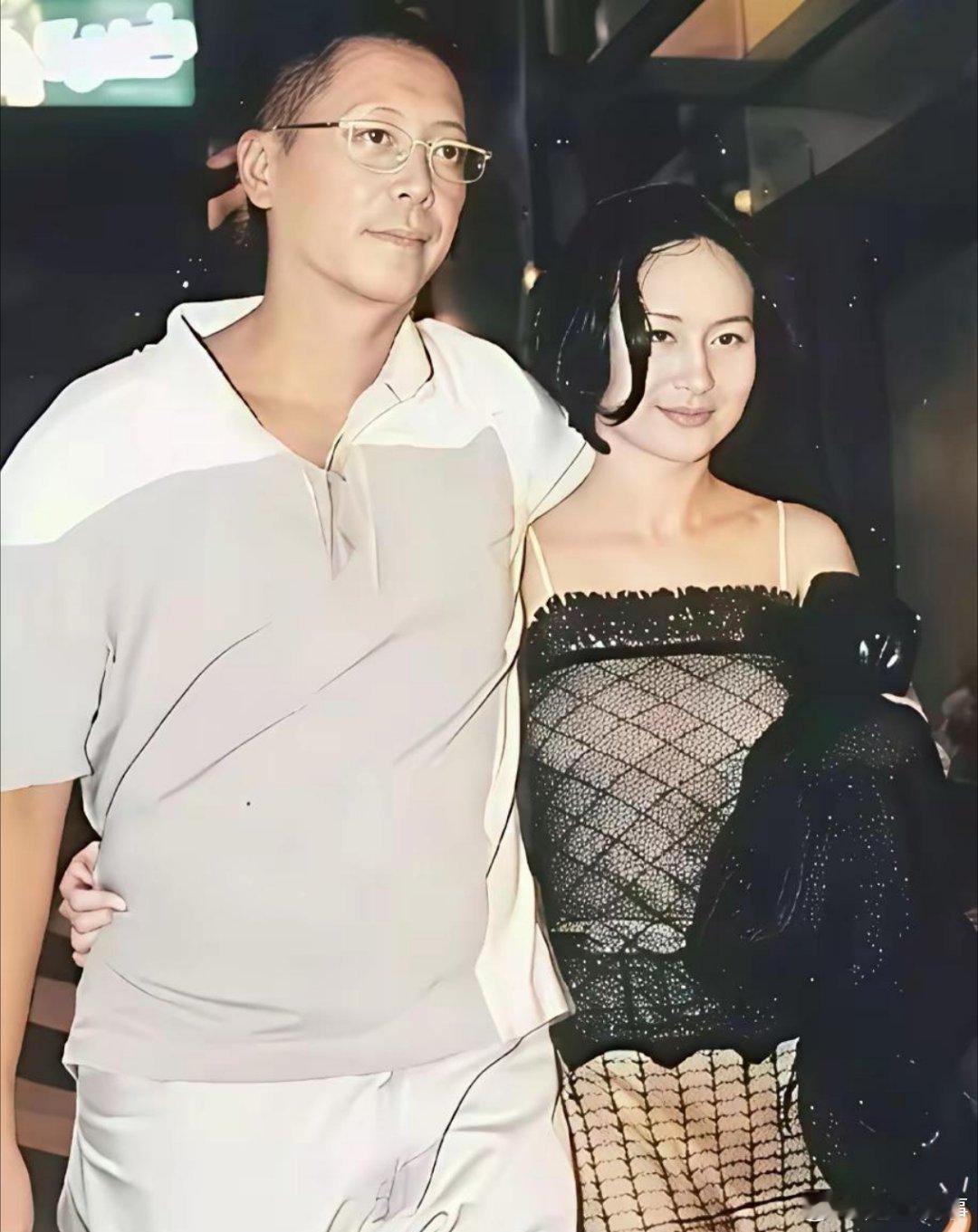 新婚不久的许晋亨与何超琼漫步街头，看起来郎才女貌很般配。那时何超琼脸上洋溢着微笑