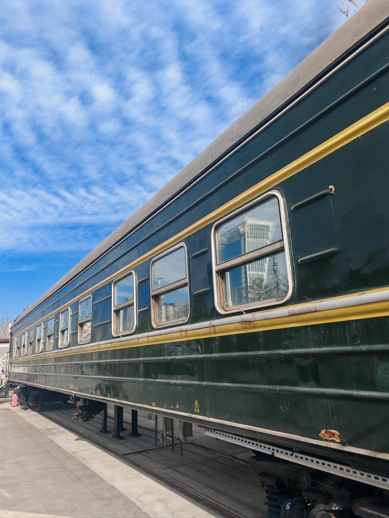 绿皮车挤得脚都抬不起来，让座后老人扔了拐杖，纸条上写的啥？
昨天翻手机看到个老故