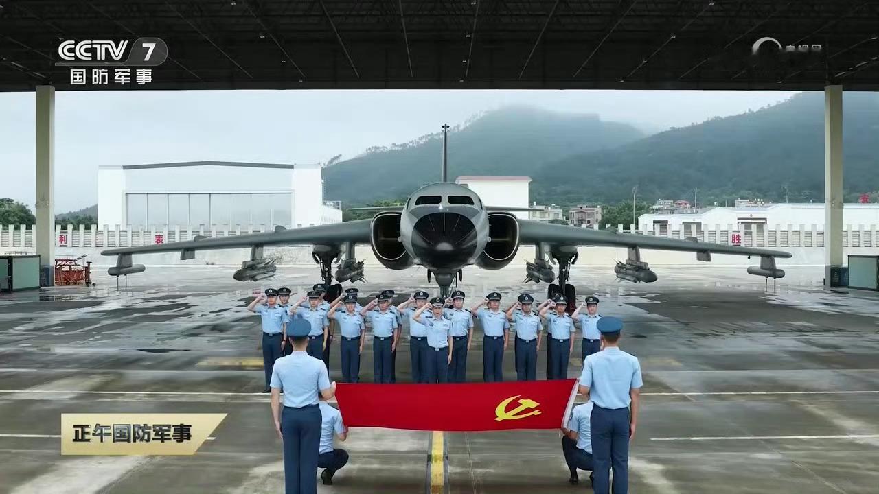 图中六爷怀里揣的四颗尖尖的是鹰击-12反舰导弹，这是一种重型超音速反舰导弹，末端