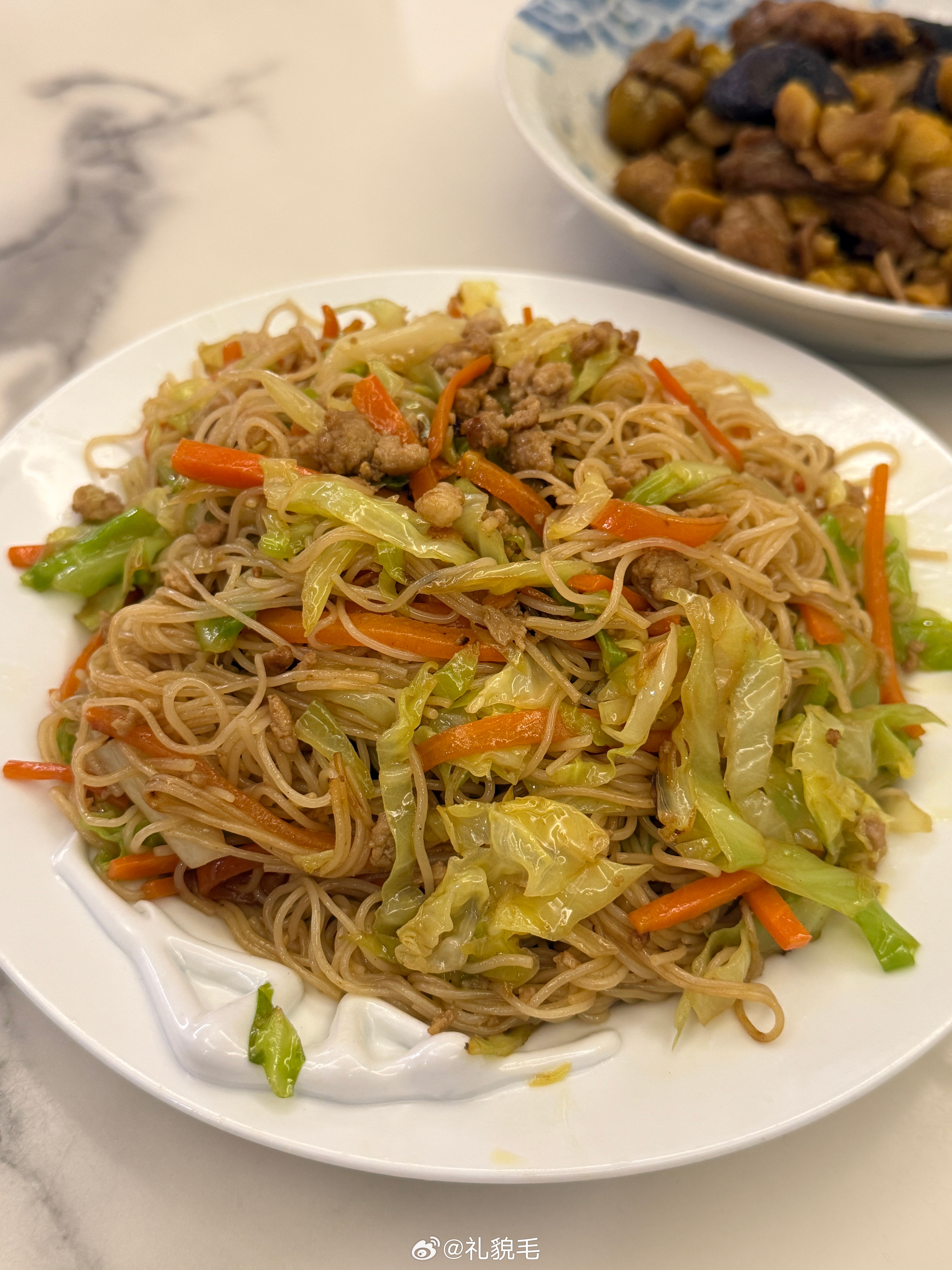 吃饭了，板栗烧排骨，迁西板栗真是绝了，又甜又香又面，好吃疯了。友友们你们知道吗，