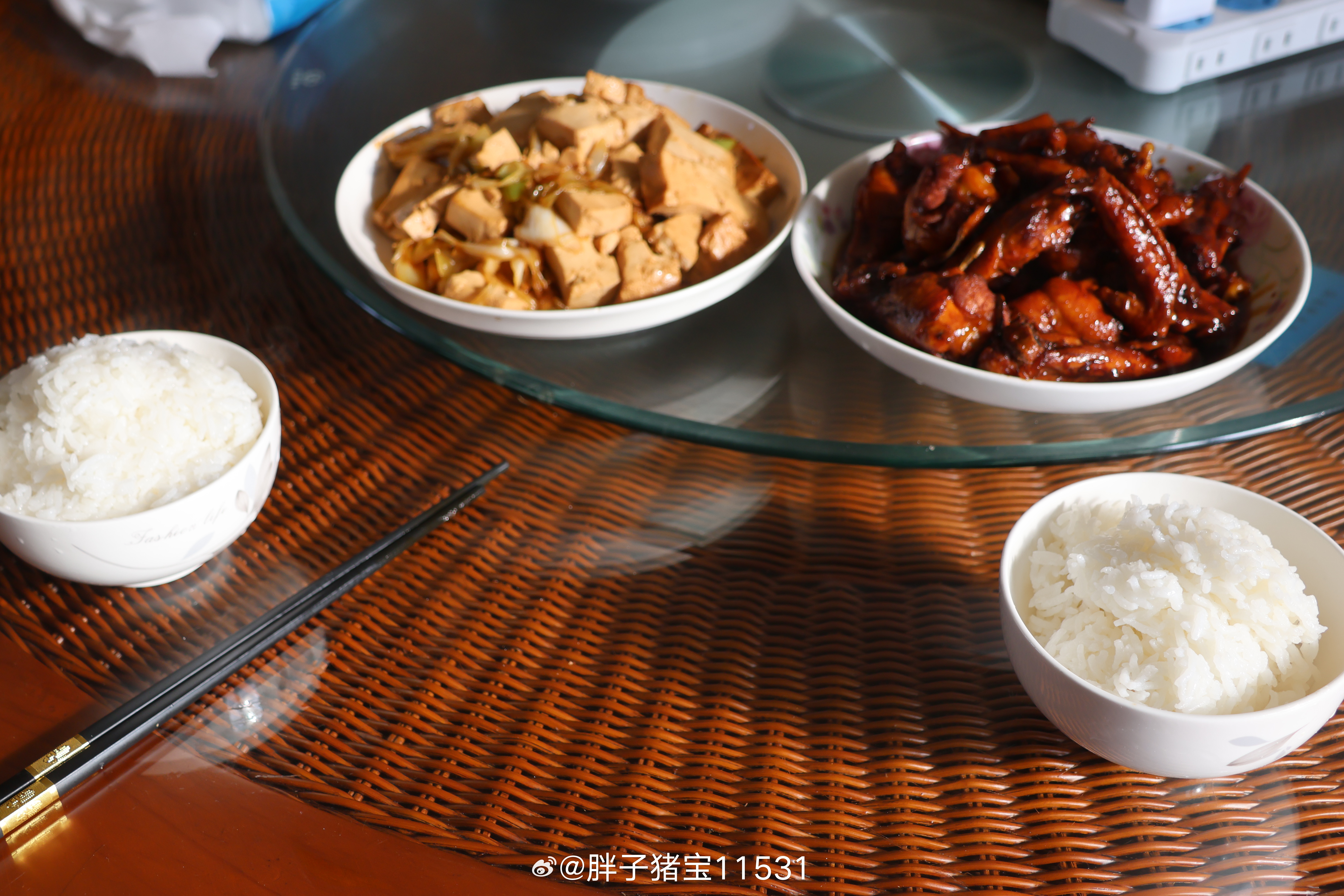 说是没事了，但是昨晚又安排今天上午跑出去。早晨吃的面片，昨天买了个擀面杖，自己擀