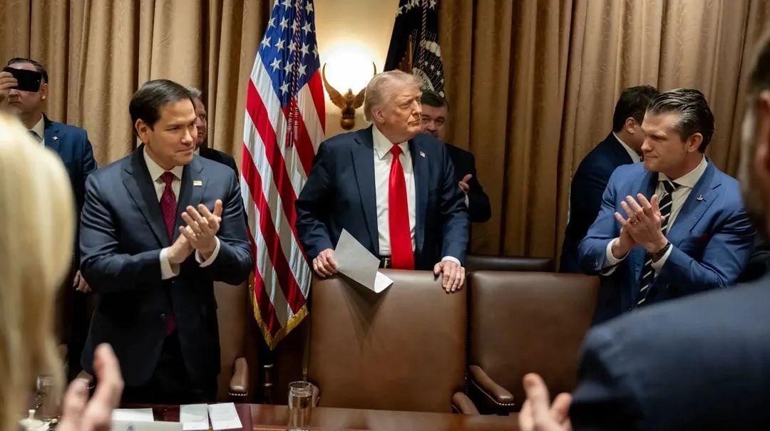 很多人都在疑惑，一个超级大国的治理，怎么会变得如此儿戏。

特朗普的团队里，年轻