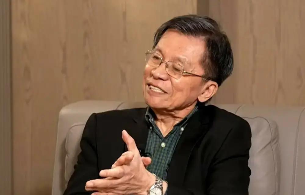 他当众骂了主持人十分钟，全场沉默。
两天后，一个78岁的老头在直播里拍桌：我来替