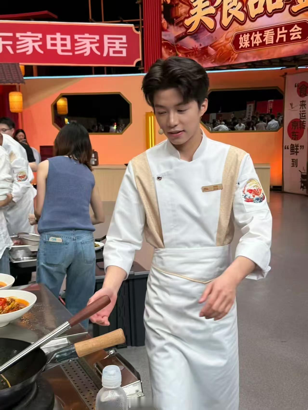 家乡美食大赛厨师撞脸王俊凯 谁懂啊看个美食大赛突然被厨师侧脸硬控了！那个鼻梁那个