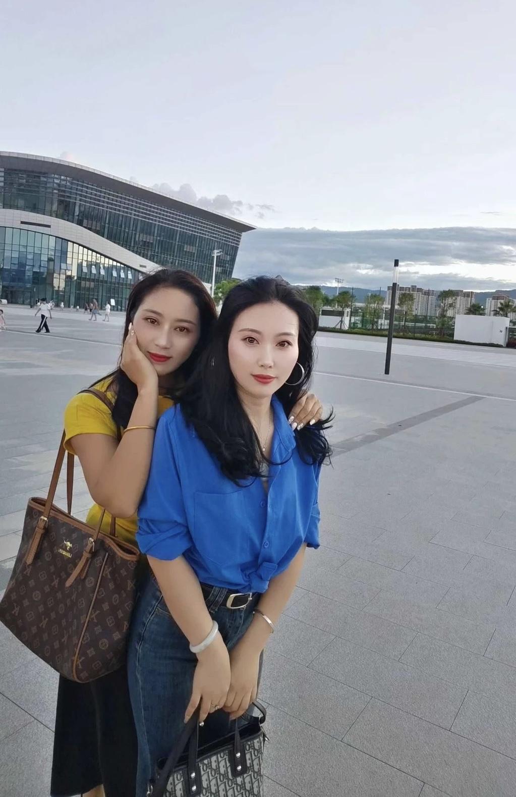 姐妹俩，哪个更有魅力
黄色还是蓝色？