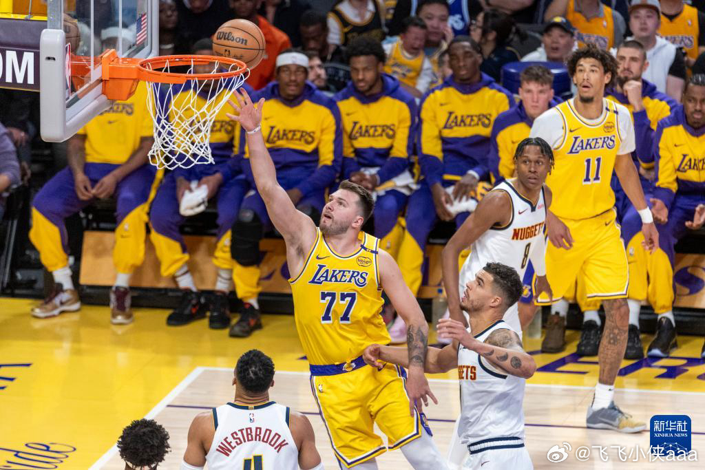 湖人对阵掘金，东契奇空砍27+11+7，全力输出仍难救主。湖人三连胜终结，老詹里