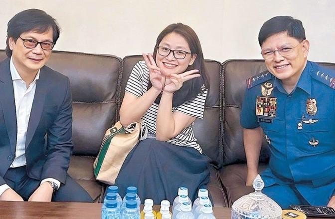 前华裔市长艾丽斯·郭被抓了，她竟然笑嘻嘻地跟警察合影，这事儿把菲律宾人气炸了。你