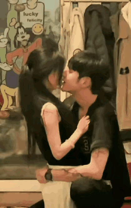 热恋中的男女好令人羡慕，你侬我侬的，不仅让我想起了过往，唉，老了，总爱怀旧，我只