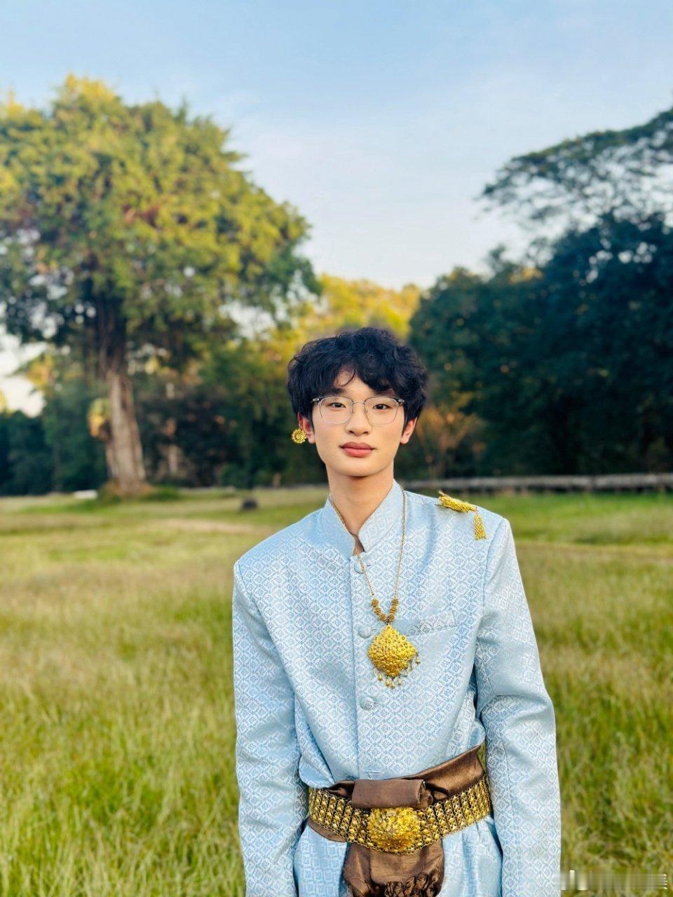 钟美美没有被原生家庭困住钟美美带着伤痕依旧活得自洽别只看见他独自成长的韧劲，后期