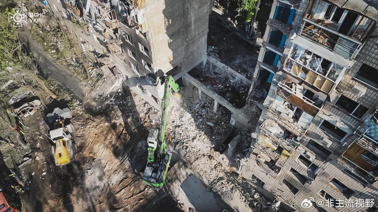 夜间，俄罗斯再次对乌克兰城市发动袭击，使用了440架无人机，32枚导弹。基辅就有