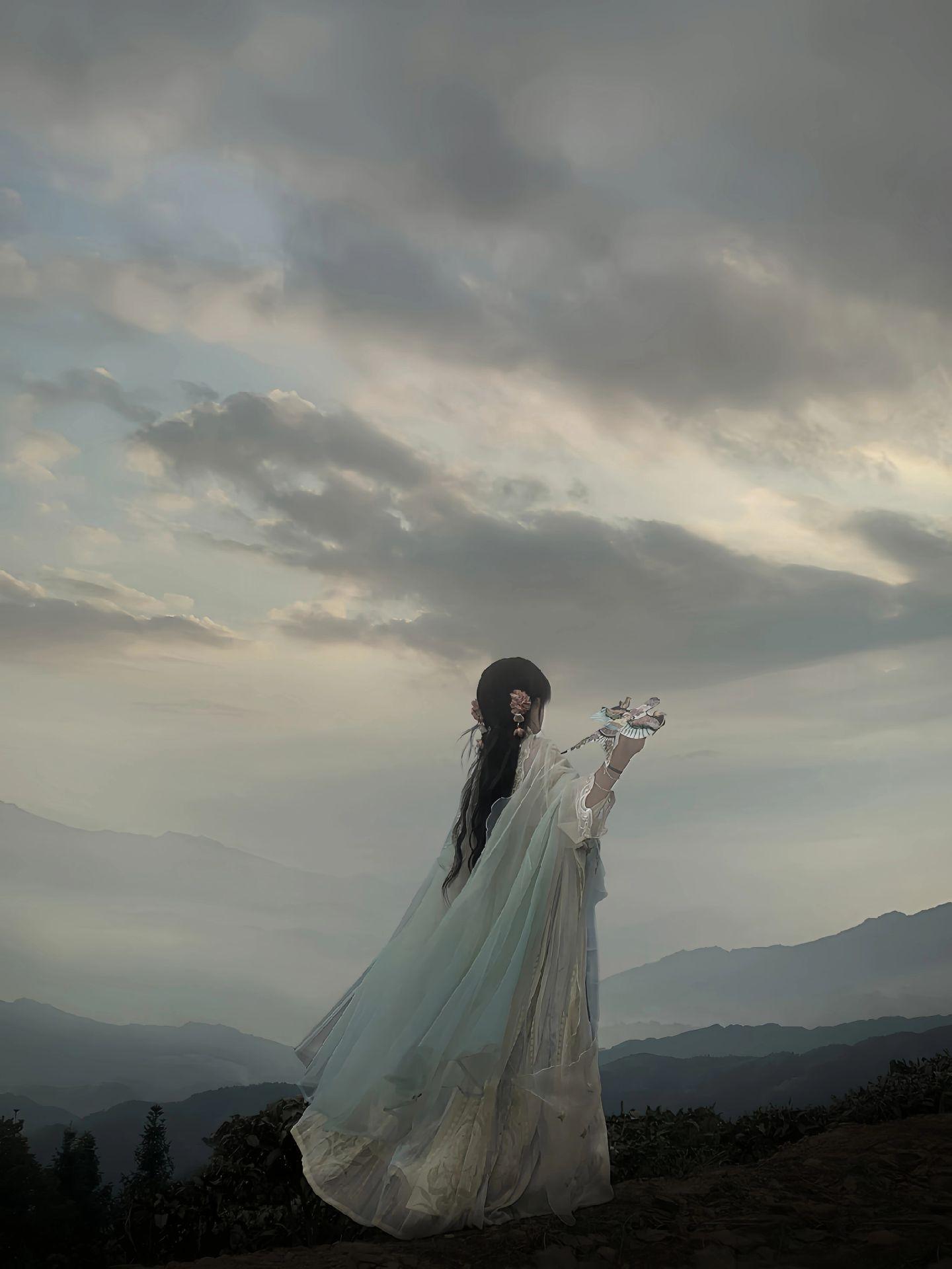 “我是人间客，闲来听花落”