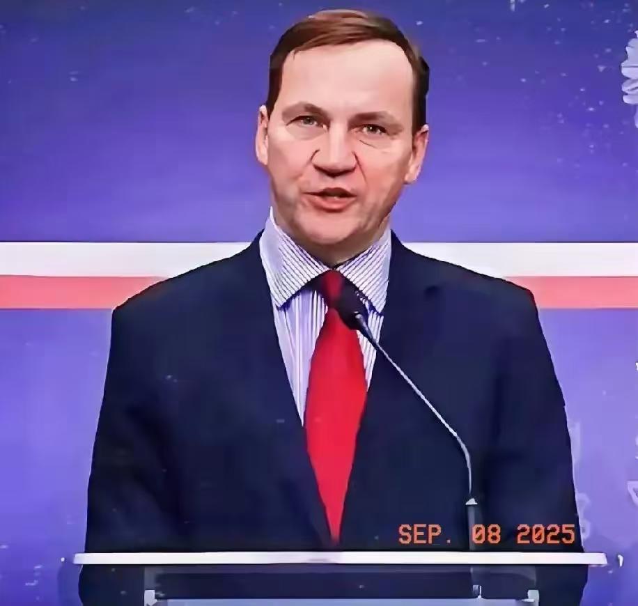 就在刚刚
波兰宣布！
当地时间9月18日，波兰副总理兼国防部长科西尼亚克 - 卡